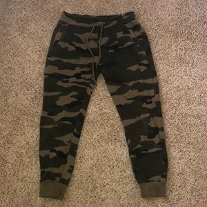 F21 CAMOUFLAGE SWEATPANTS